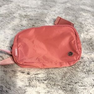 🍋 Lululemon athletica 1 liter Coral Crossbody Bag